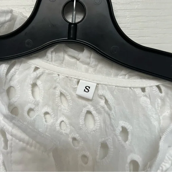 $10 Deals 🤝🔖 Shein white Eyelet embroidery half button blouse size small - Picture 3 of 4